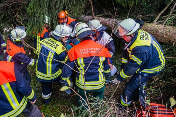 Dürnbacher und Warngauer Kameraden beim Abtransport eines "Verletzten"