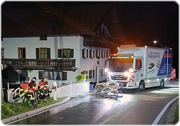 Beseitigung Ölspur mit Kehrmaschine