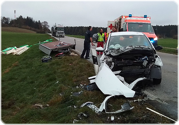 Beschädigter Pkw nach Kollision mit Anhänger