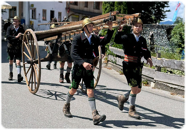 Ausrücken 150 Jahre FF Sachsenkam Holzleiter