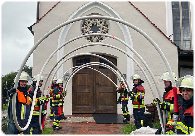Spalier stehen bei Feuerwehr-Hochzeit