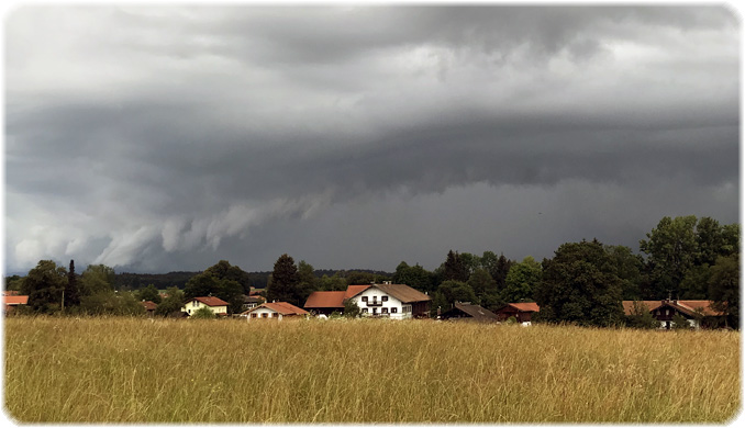 Eine Unwetterfront zieht auf Warngau zu
